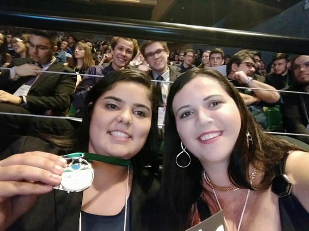 Aluna e professora comemoram a premiação recebida na Mostratec 2017. Foto: Arquivo Pessoal